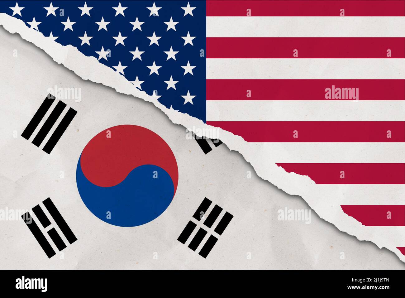 Le drapeau des États-Unis et de la Corée du Sud a déchiré le papier grince fond. Résumé économie des États-Unis et de la Corée du Sud, conflits politiques, concept de guerre Banque D'Images