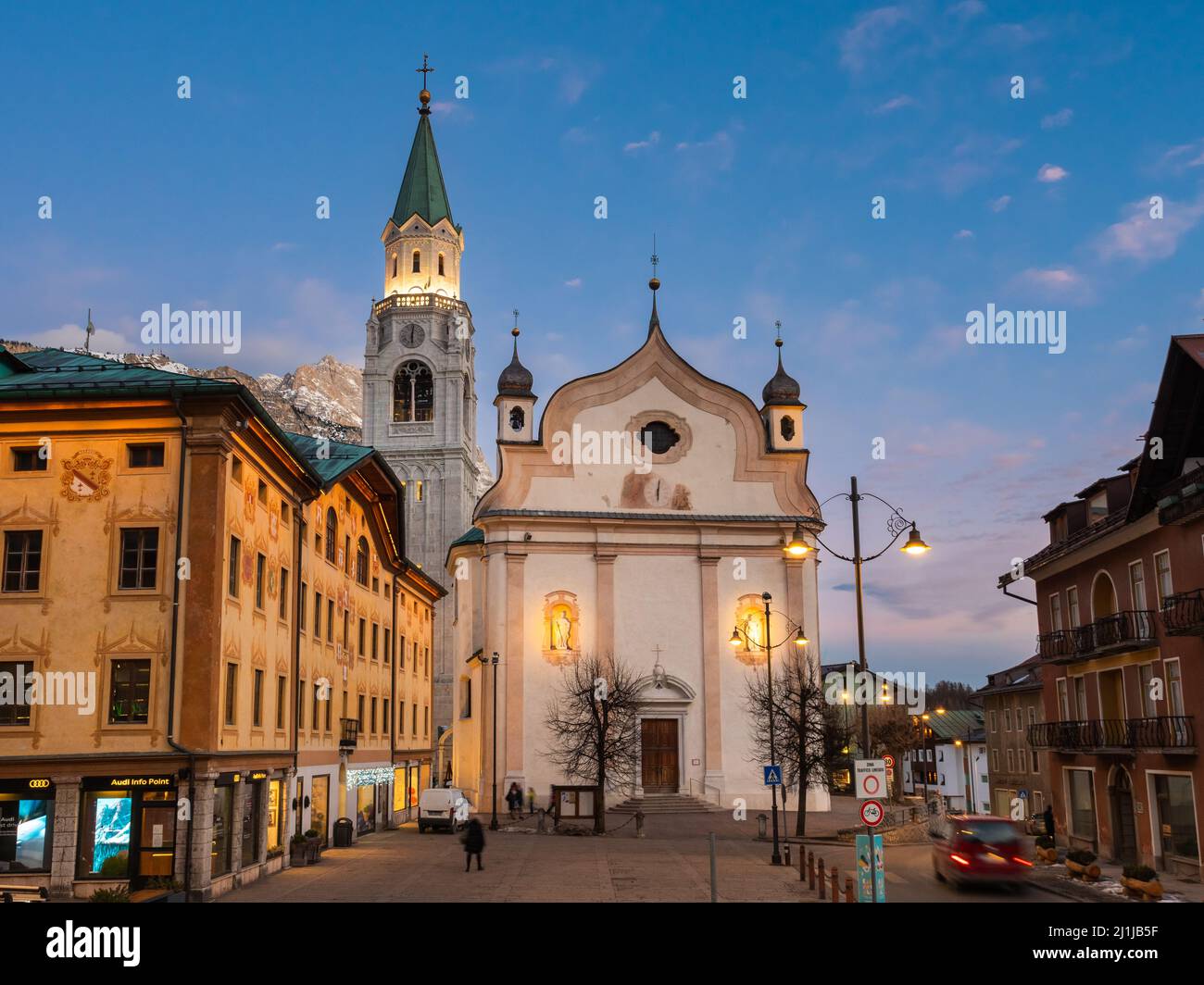 Cortina d'Ampezzo, Italie - février 22 2022 : Basilique Minore dei Santi Filippo e Giacomo dans la soirée Banque D'Images