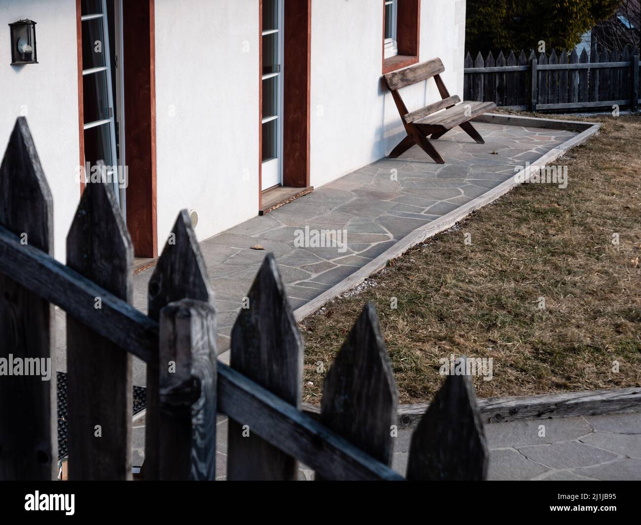 Banc en bois devant une maison dans un jardin à Cortina d'Ampezzo, Italie Banque D'Images