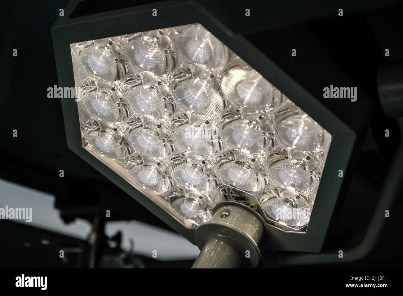 Lumière électronique lumineuse dans la salle d'opération, gros plan Banque D'Images