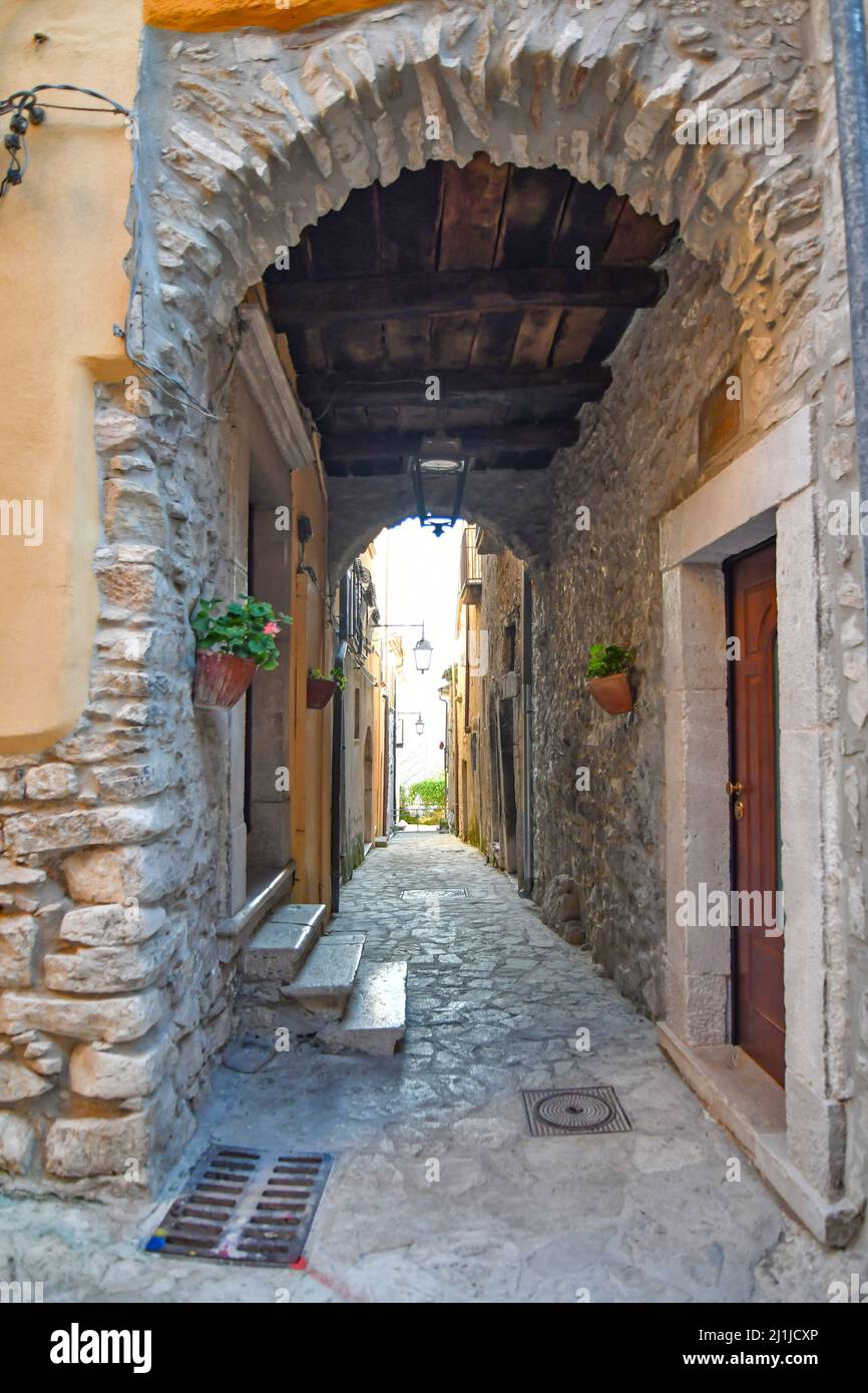 Une rue étroite parmi les vieilles maisons en pierre de Taurasi, ville dans la province d'Avellino, Italie. Banque D'Images