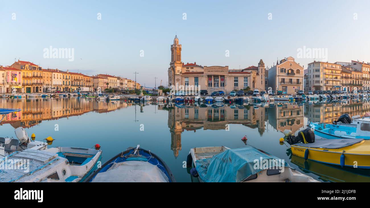 Panorama du canal de Peyrade et du palais consulaire de Sète, le matin du printemps, à Herault, Occitanie, France Banque D'Images
