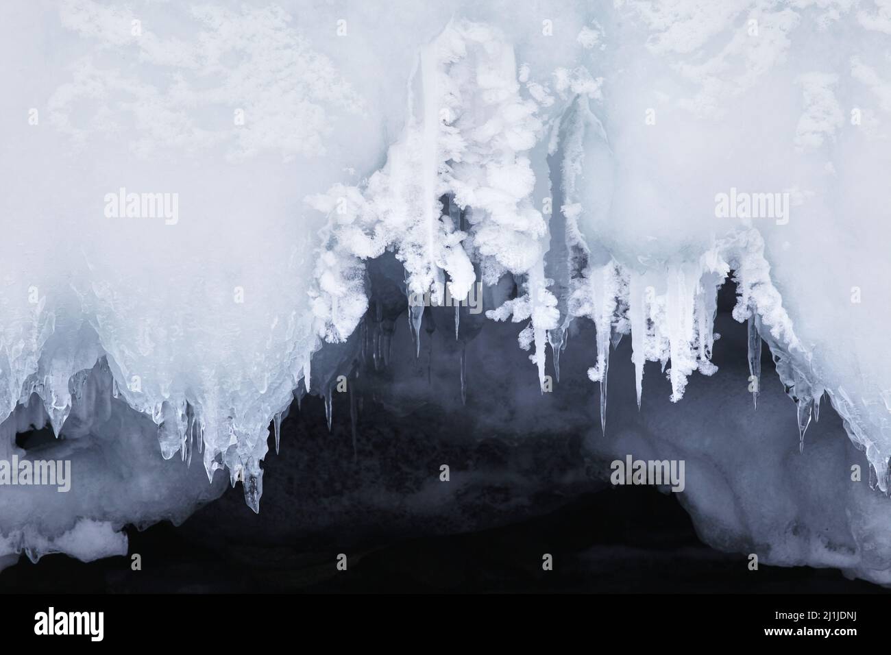 Eau de mer gelée sur le lac Baikal. Arrière-plan d'hiver abstrait. Paysage incroyable avec de l'eau gelée Banque D'Images