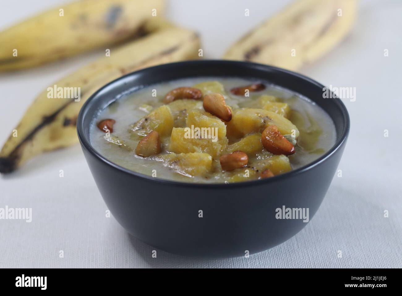 Ragoût de plantain mûr. Un curry doux fait de plantain mûr et de lait de coco assaisonné de noix de cajou grillées au ghee. Une recette traditionnelle des chrétiens du Kerala Banque D'Images