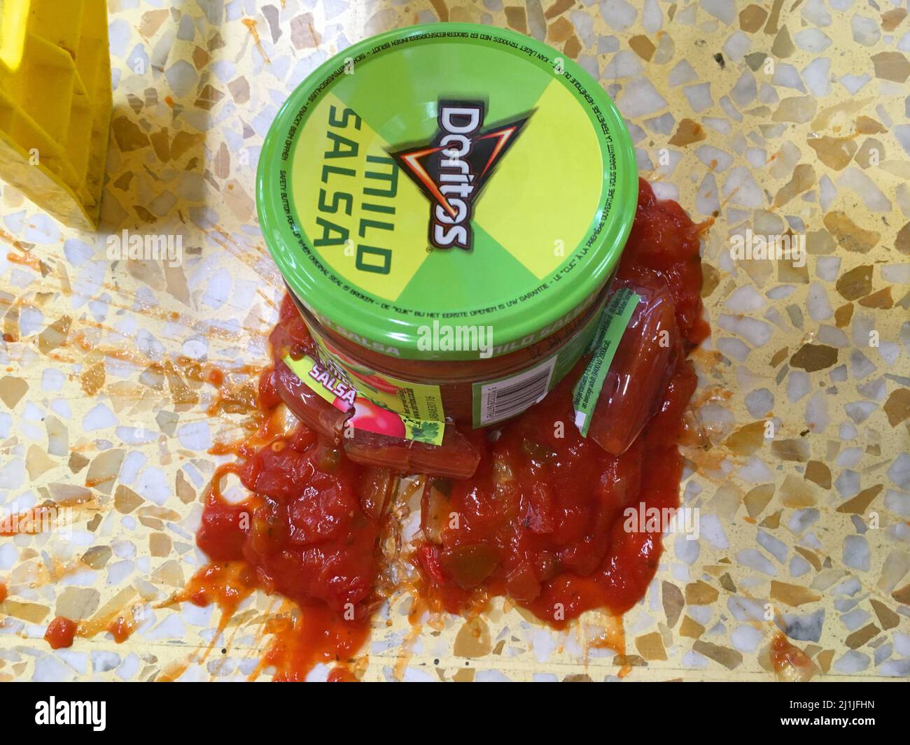 Un pot en verre brisé contenant un contenant de sauce salsa douce Doritos qui a été laissé tomber par un client et qui a causé la rupture et les dommages dans un supermarché du Royaume-Uni. La perte doit être assumée par l'atelier. (129) Banque D'Images