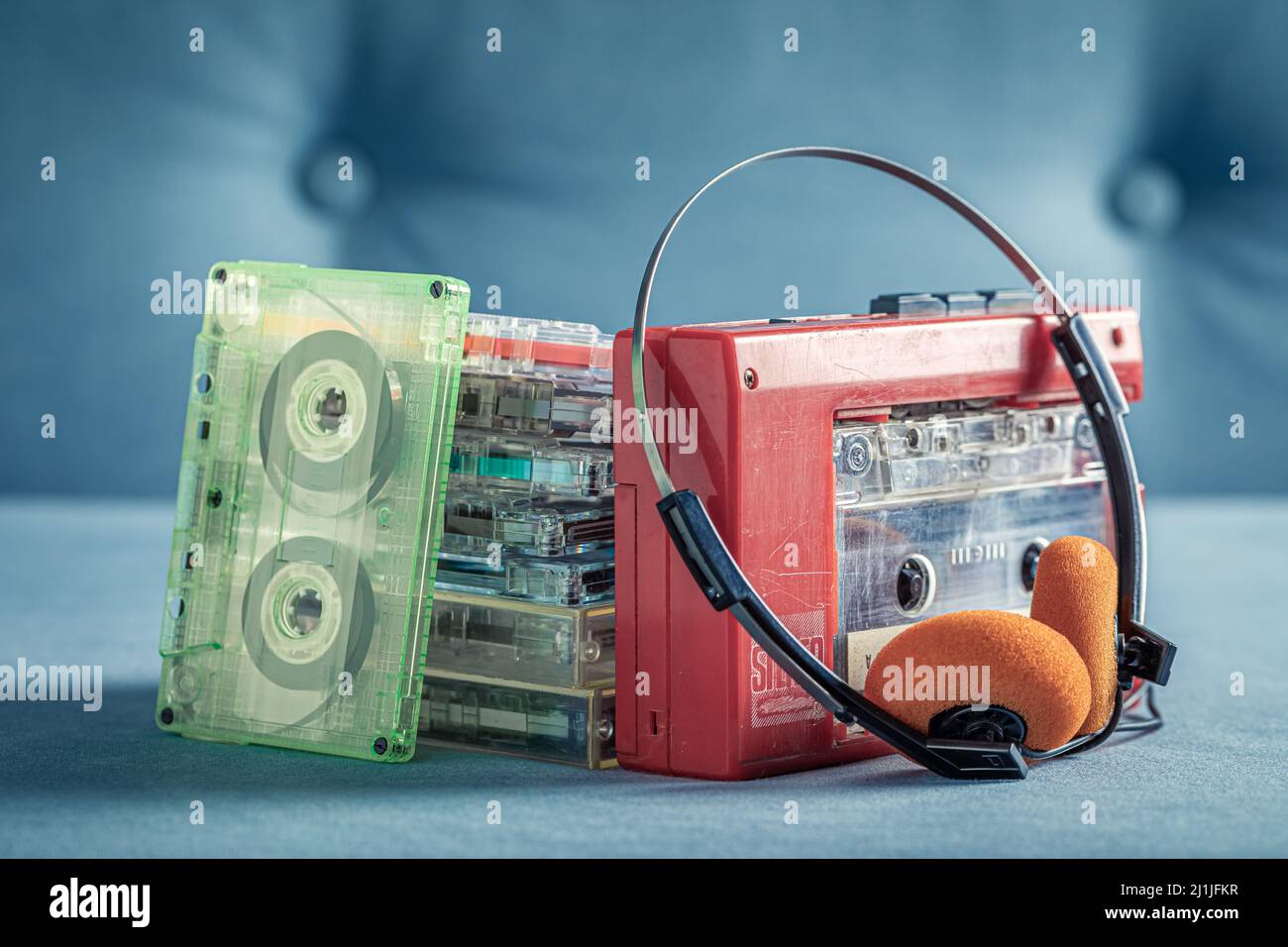 Cassette audio transparente avec lecteur rouge et casque. Cassettes audio avec lecteur rouge et écouteurs. Banque D'Images