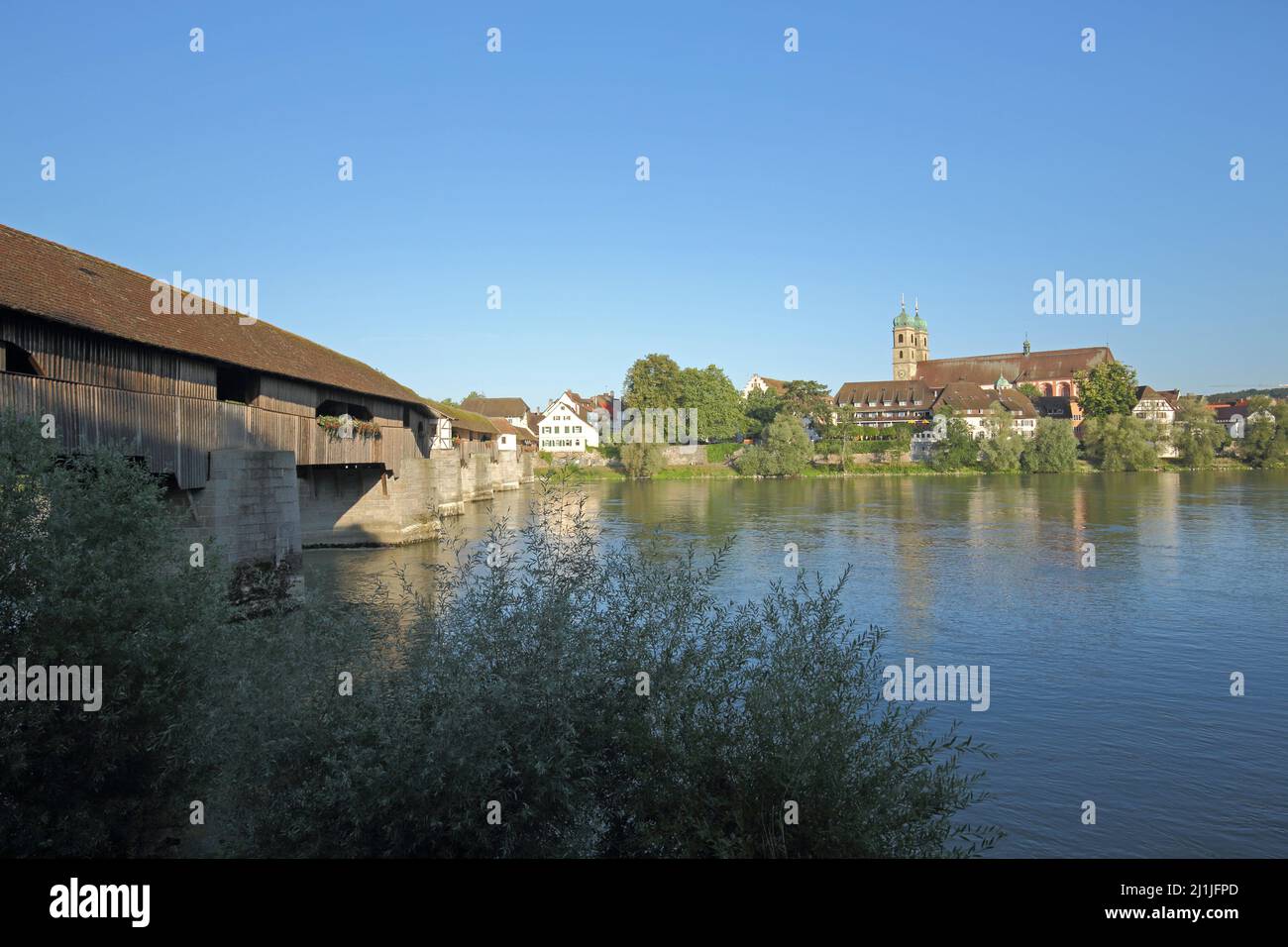 Vue sur Bad Säckingen avec pont en bois et Fridolinsmünster, Bade-Wurtemberg, Allemagne Banque D'Images