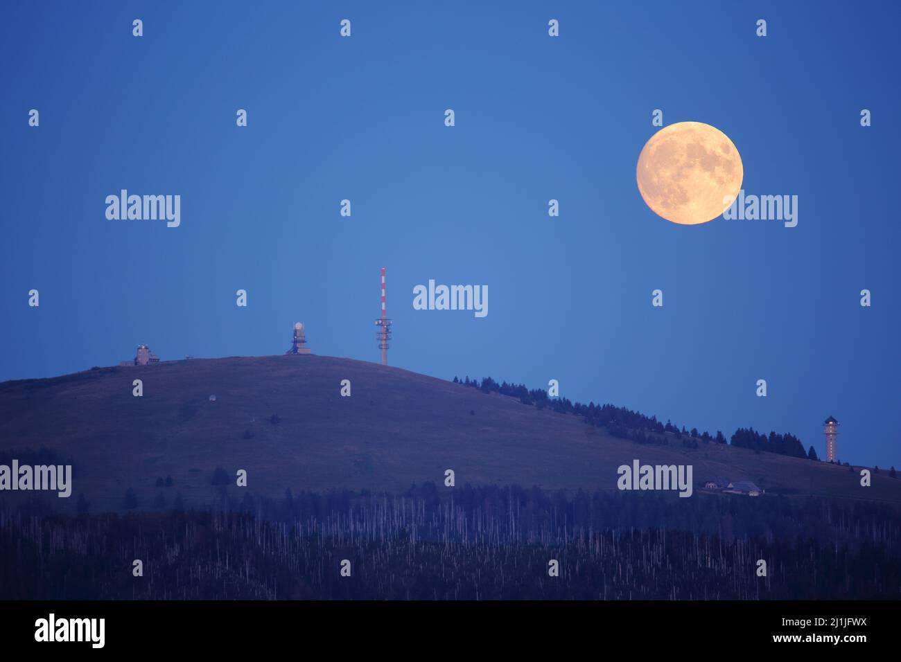 Vue de Feldberg 1493m avec pleine lune de Schauinsland, Fribourg, Bade-Wurtemberg, Allemagne Banque D'Images