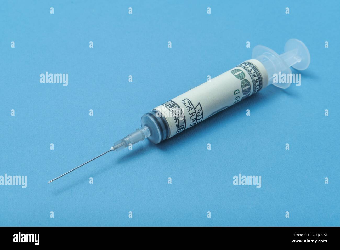 Une seringue emballée dans un dollar. Injection financière dans l'économie. Banque D'Images