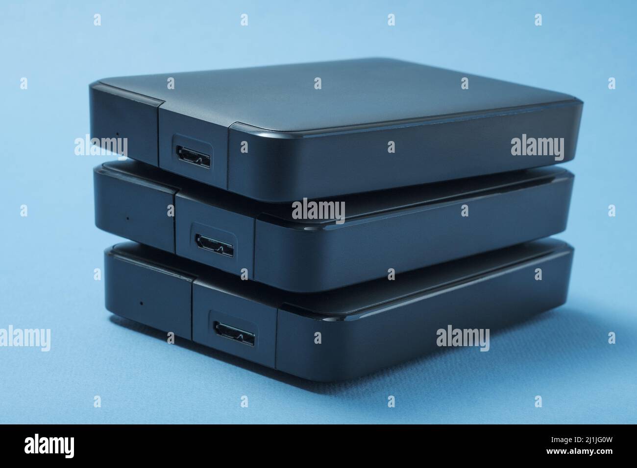 Pile de disques durs sur fond bleu. Banque D'Images