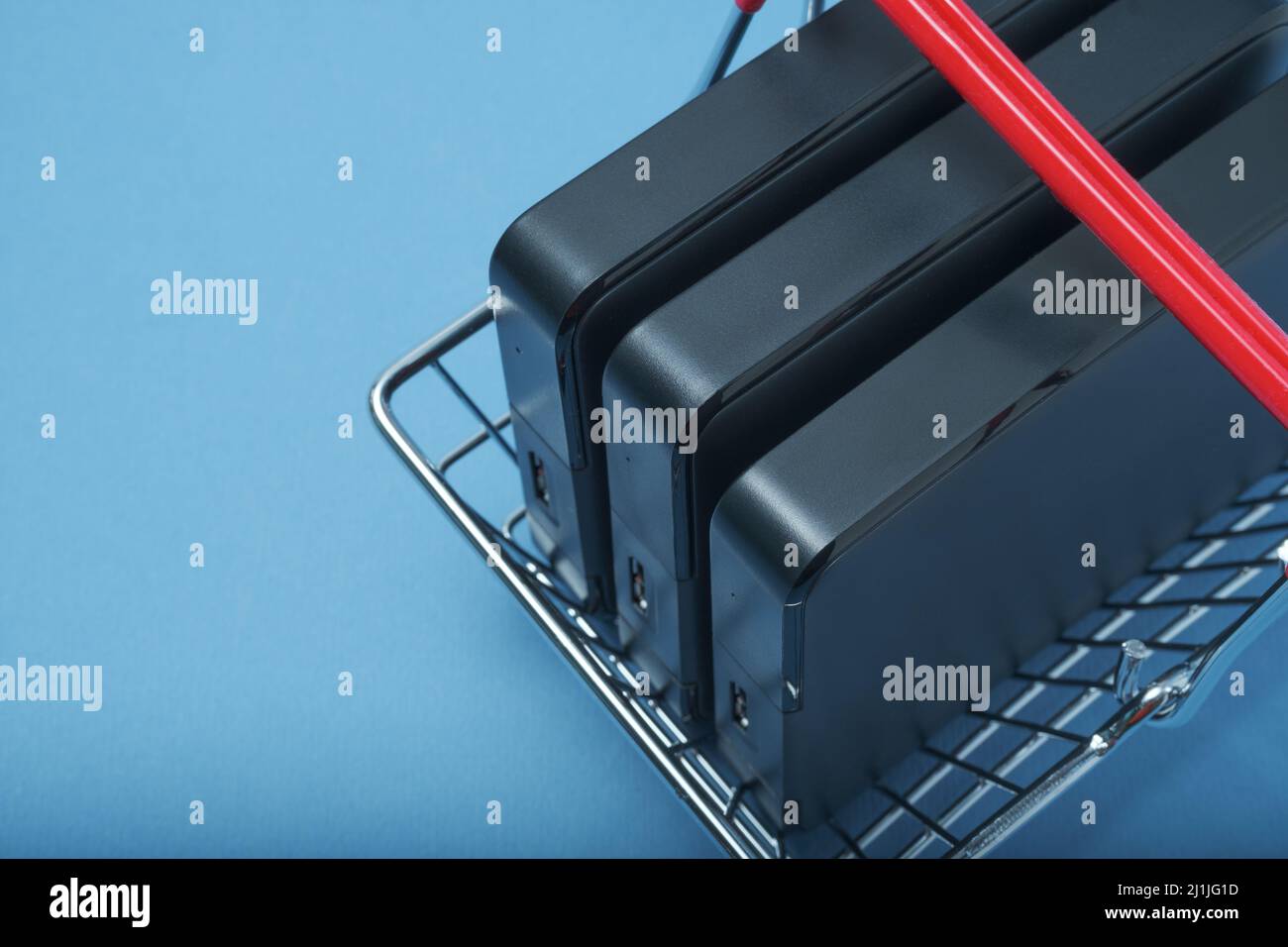 Pile de disques durs dans un panier. Banque D'Images