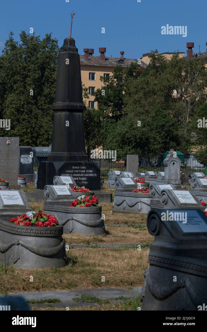 Saint-Pétersbourg, Russie - 18 juillet 2021 : obélisque noir et tombes au cimetière militaire de la Seconde Guerre mondiale de près Banque D'Images