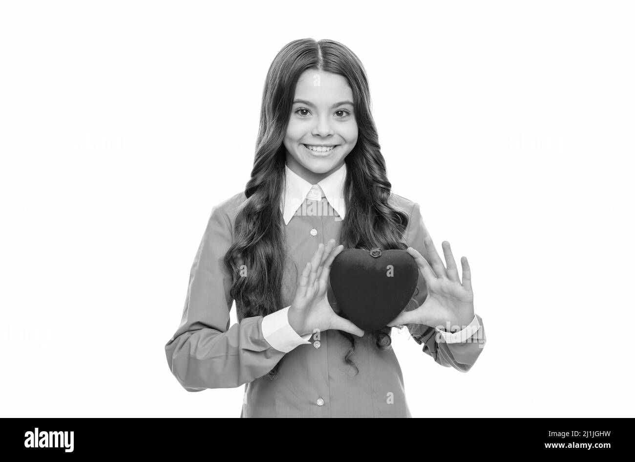 Bonne fille tient grand coeur rouge doux isolé sur blanc, battement de coeur Banque D'Images