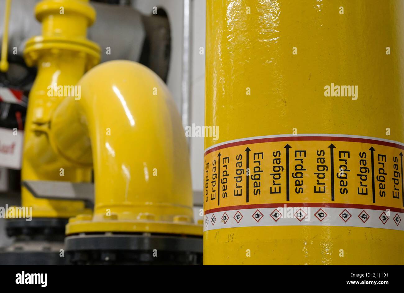 ALLEMAGNE, Hambourg, unité de cogénération pour le chauffage et l'alimentation en gaz naturel, tuyau de gaz avec impression Erdgas - gaz naturel, l'Allemagne dépend des importations de gaz russe / DEUTSCHLAND, Hambourg, BHKW Blockheizkraftwerk, das über Kraft-Wärme-Kopplung eine Siedlung mit Strom und Wärme orgt, Erdgas Leversitung Banque D'Images