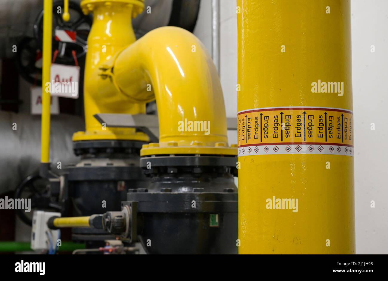 ALLEMAGNE, Hambourg, unité de cogénération pour le chauffage et l'alimentation en gaz naturel, tuyau de gaz avec impression Erdgas - gaz naturel, l'Allemagne dépend des importations de gaz russe / DEUTSCHLAND, Hambourg, BHKW Blockheizkraftwerk, das über Kraft-Wärme-Kopplung eine Siedlung mit Strom und Wärme orgt, Erdgas Leversitung Banque D'Images
