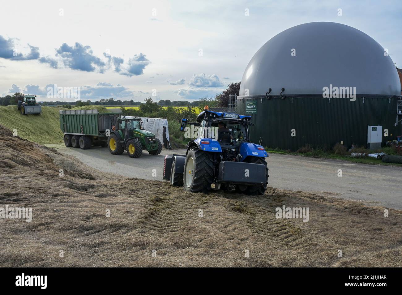 Allemagne, usine de biogaz et réservoir de gaz pour GNC / DEUTSCHLAND, Damnatz im Wendland, Hof und Biogasanlage, Herstellung von Biomethan bzw. Gaz GNC, planète Gaspeicher und Maisensilage Banque D'Images