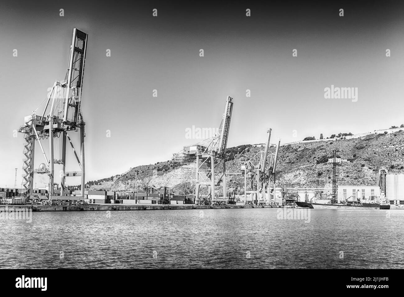 Grues à conteneurs pour le chargement et le déchargement de navires à conteneurs au port commercial de Barcelone, Catalogne, Espagne Banque D'Images