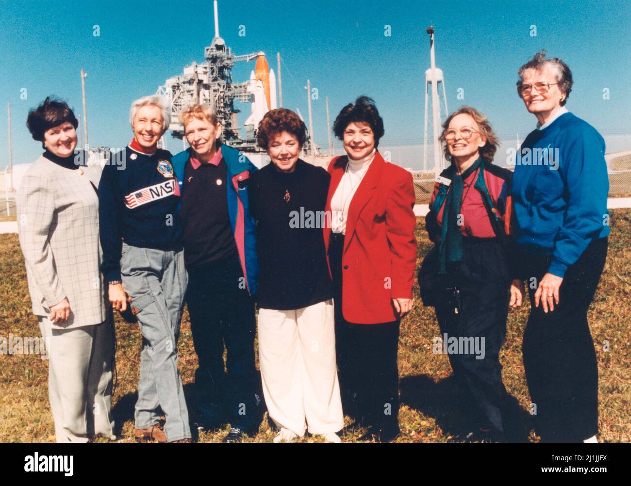 Membres des stagiaires des astronautes de la première dame (appartements, également connus sous le nom de « Mercury 13 »), ces sept femmes qui aspiraient autrefois à voler dans l'espace se trouvent à l'extérieur du Launch Pad 39B près de la navette spatiale Discovery dans cette photo de 1995. Le Mercury 13 était un groupe de femmes qui s'étaient formées pour devenir des astronautes dans le cadre du premier programme américain de vols spatiaux humains au début de 1960s. Bien que les appartements n'aient jamais été un programme officiel de la NASA, l'engagement de ces femmes a ouvert la voie à d'autres qui ont suivi. Visite du centre spatial en tant qu'invités de la STS-63 Pilot Eileen Collins, la première navette féminine Banque D'Images