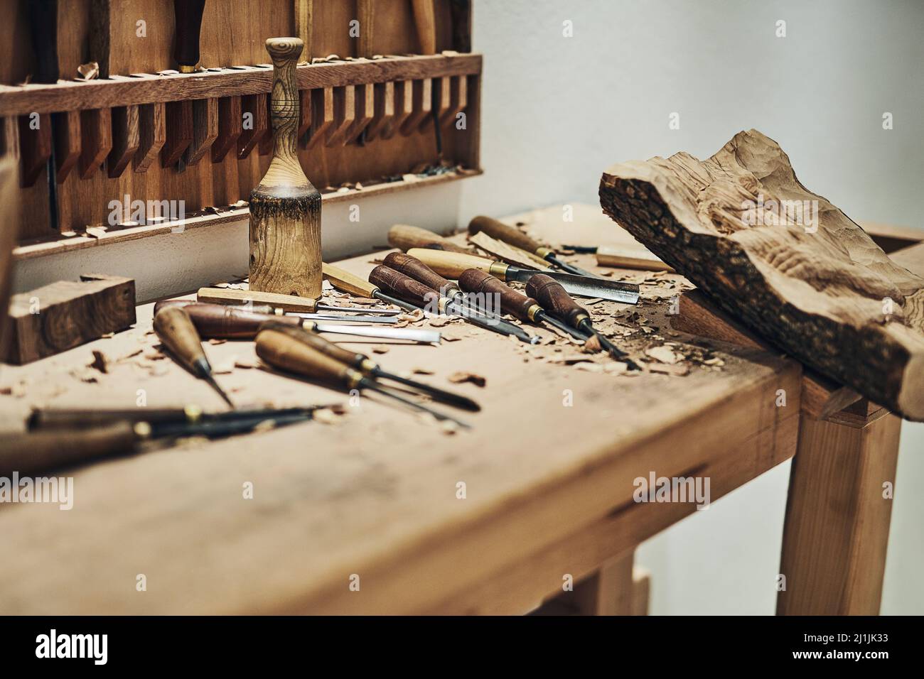 C'était une journée chargée. Photo de l'intérieur d'un atelier d'artisans. Banque D'Images