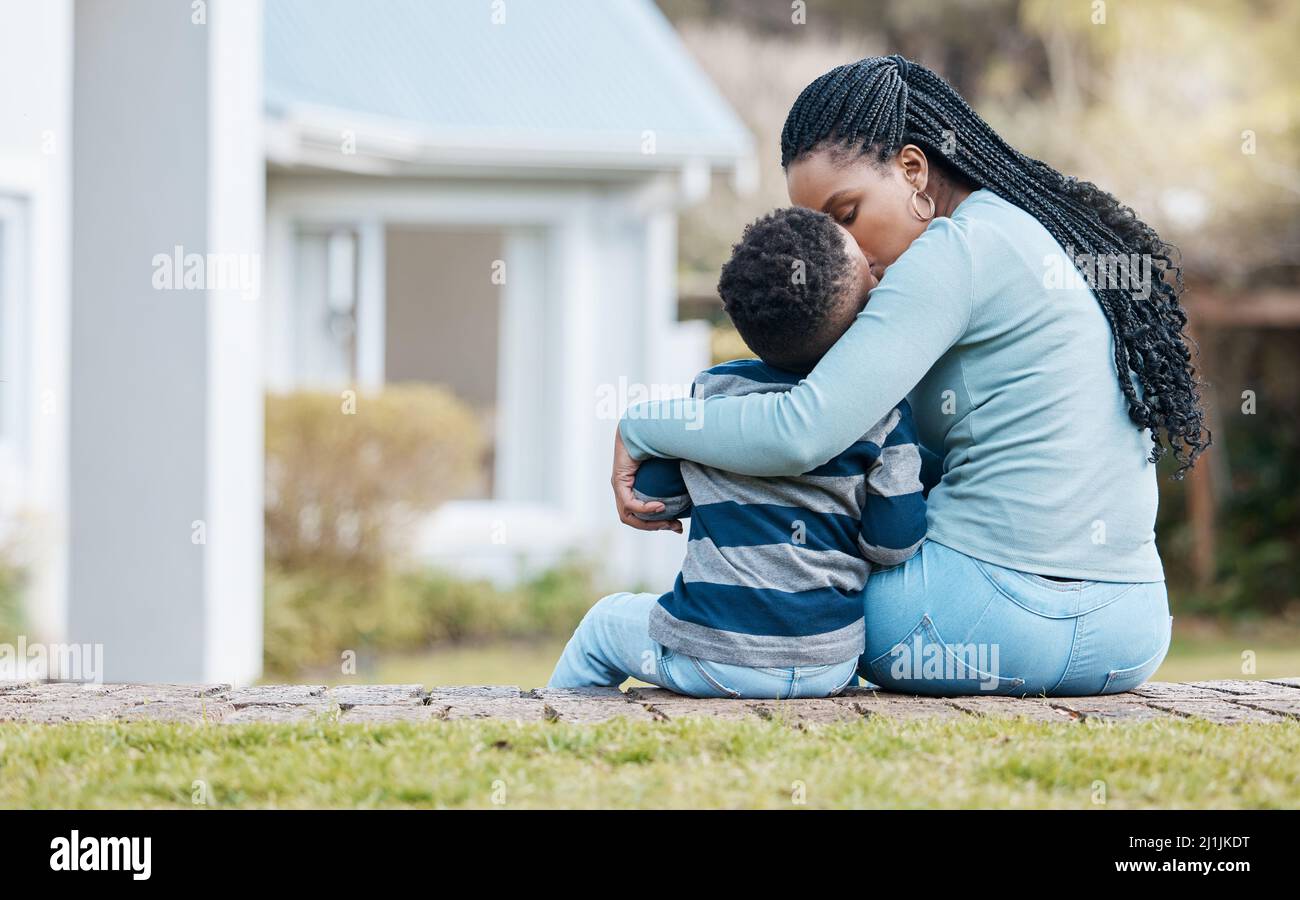 Vous voulez dire le monde pour moi. Photo d'une jeune mère assise et solidaire de son fils dans le jardin. Banque D'Images