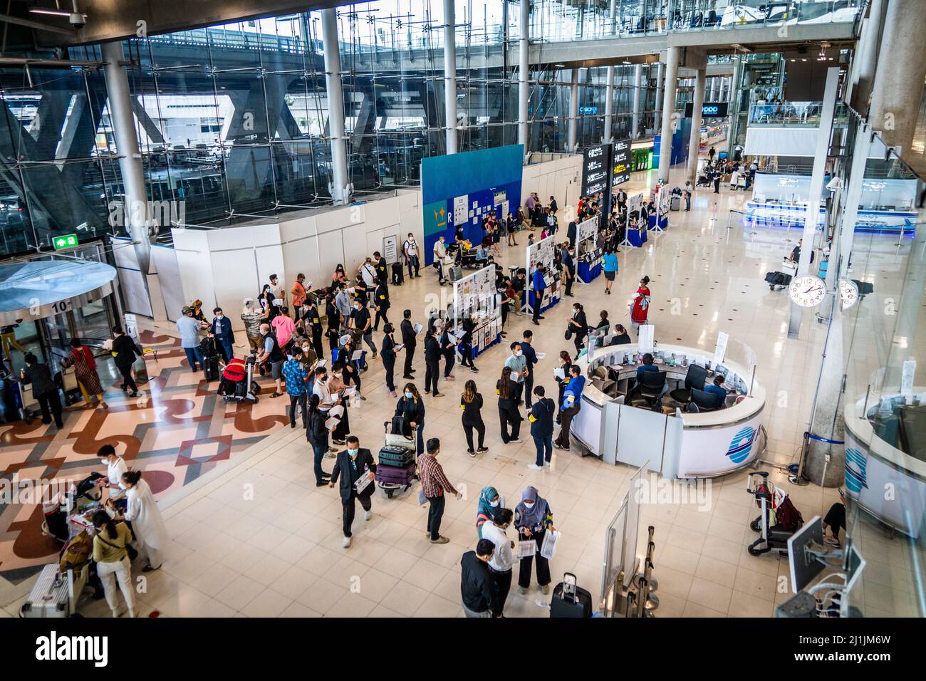 Les touristes se rendent dans la zone de pré-quarantaine « Test and Go » du hall des arrivées de l'aéroport international de Suvarnabhumi (BKK) avant d'être emmenés à leur hôtel réservé pour attendre les résultats des tests PCR. Le tourisme international reprend lentement en Thaïlande car le gouvernement thaïlandais élimine l'exigence d'un test PCR avant l'arrivée pour entrer dans le pays. Ce changement vient des appels à la suppression complète du programme « Test and Go », qui permet actuellement aux touristes internationaux entièrement vaccinés de visiter la Thaïlande dans le cadre du programme « Thailand Pass » sans quarantaine. Banque D'Images