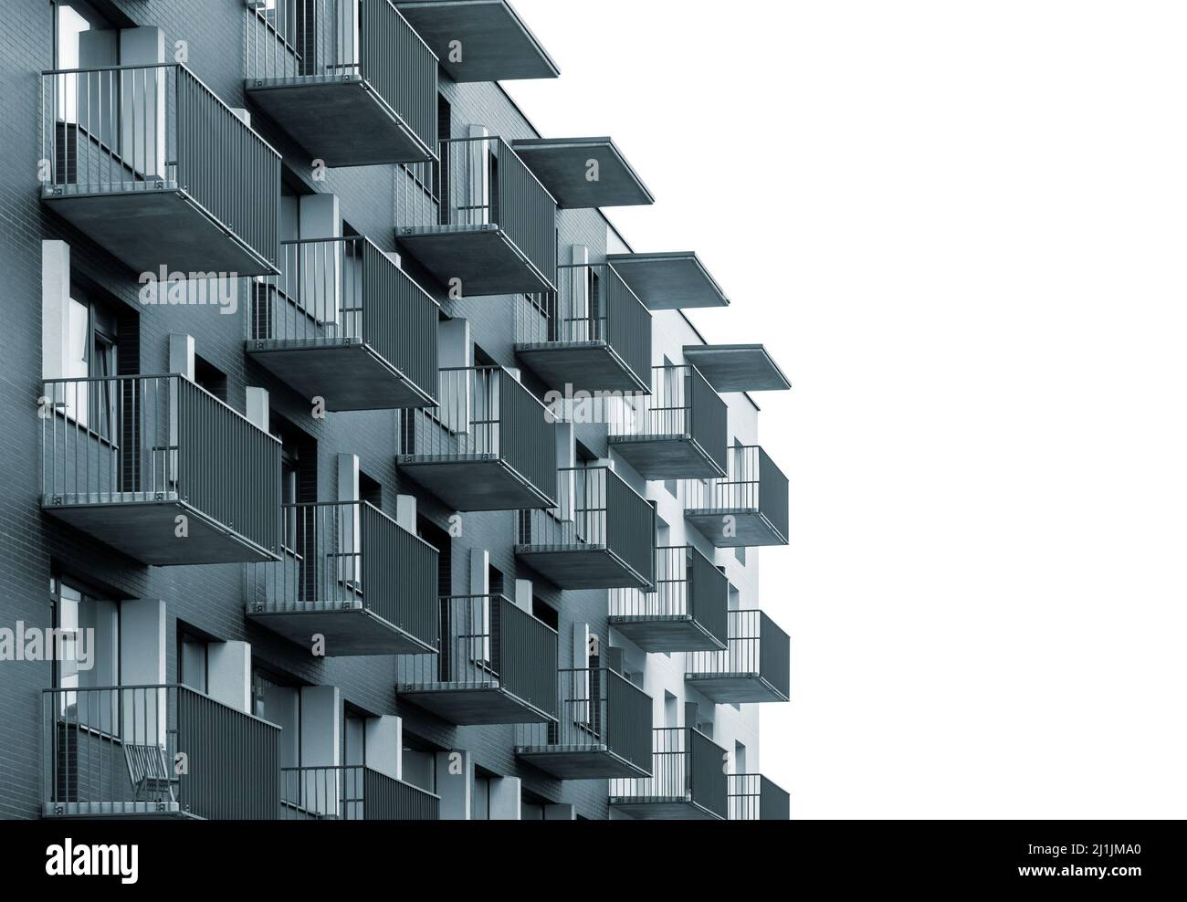 Bâtiment résidentiel moderne avec balcons isolés sur fond blanc au texte publicitaire Banque D'Images