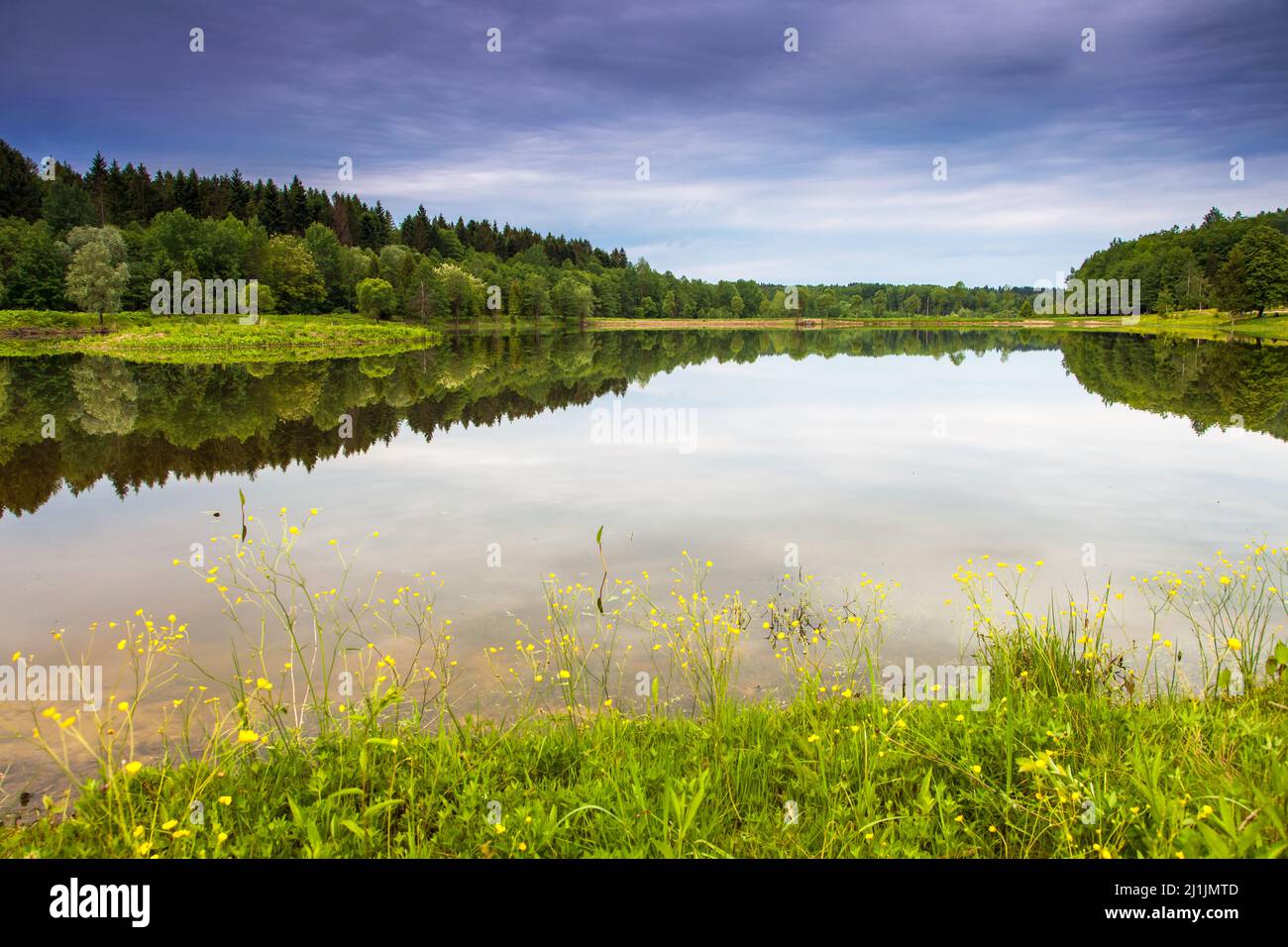 Paysage fantastique avec lac et ciel spectaculaire. Ciel couvert. Carpathian, Ukraine, Europe. Le monde de la beauté. Banque D'Images