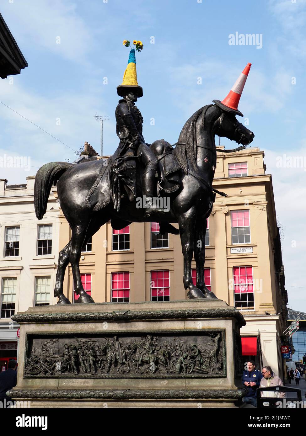 Statue du duc de Wellington aux couleurs d'Ukrane sur le cône de circulation , à la Galerie d'art moderne, Glasgow, Écosse, Royaume-Uni, mars 2022 Banque D'Images