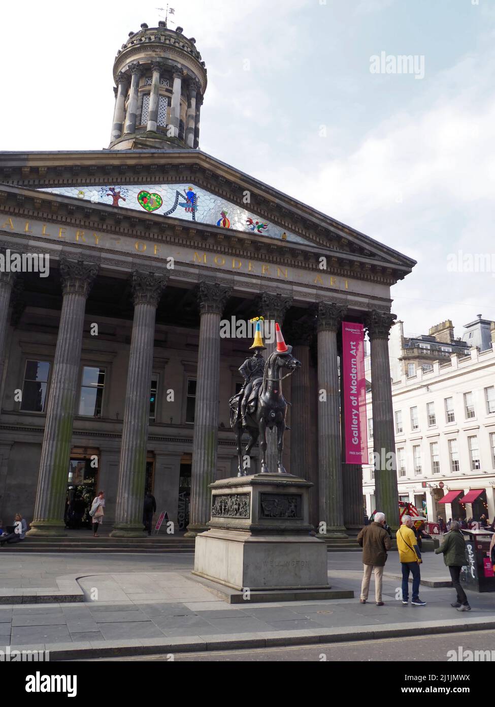 Statue du duc de Wellington aux couleurs d'Ukrane sur le cône de circulation , à la Galerie d'art moderne, Glasgow, Écosse, Royaume-Uni, mars 2022 Banque D'Images