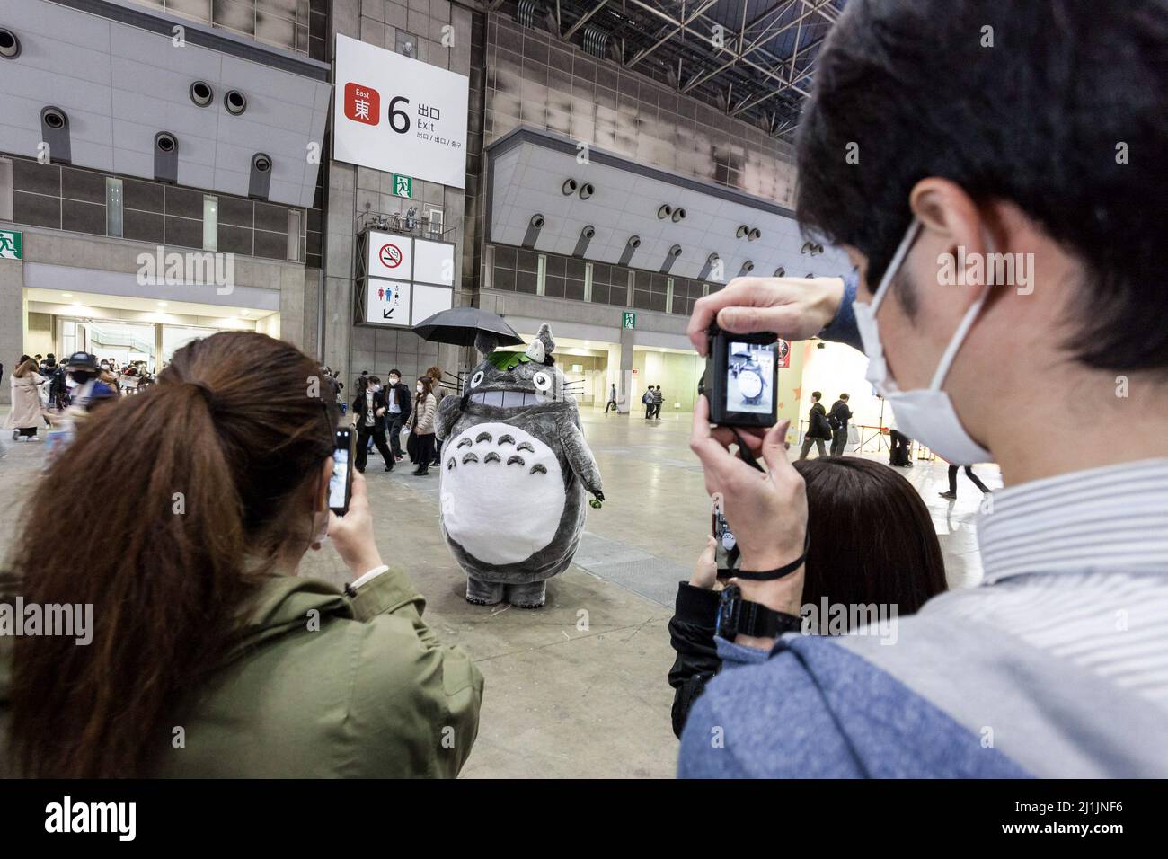 Tokyo, Japon. 26th mars 2022. Une personne habillée comme le personnage Totoro du Studio Ghibil à Anime Japan 2022. Tokyo Big Sight, Odaiba, considéré comme la plus grande convention Anime au monde cet événement de 4 jours se déroule du 26th au 29th mars (les deux derniers jours sont en ligne) et présente des centaines d'entreprises nationales et étrangères liées à l'anime présentant les favoris des fans et les dernières sorties, ainsi que des produits d'animation et des spectacles de cosplay. (Photo de Damon Coulter/SOPA Images/Sipa USA) crédit: SIPA USA/Alay Live News Banque D'Images