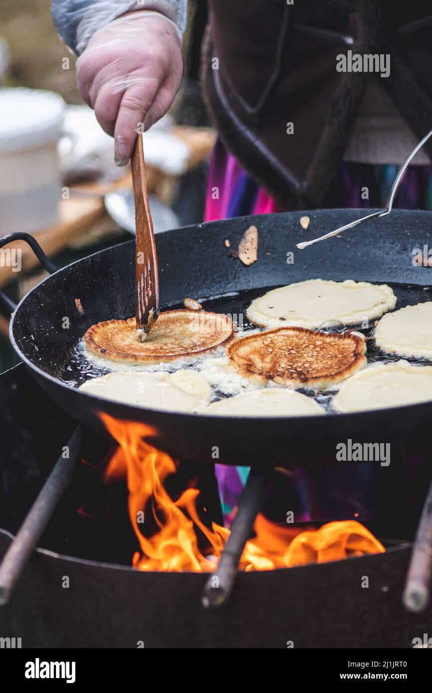 Blini, blin ou blynai, crêpes traditionnellement faites de farine de blé ou de sarrasin et servies avec smetana, tvorog, beurre, caviar et autres garnitures Banque D'Images