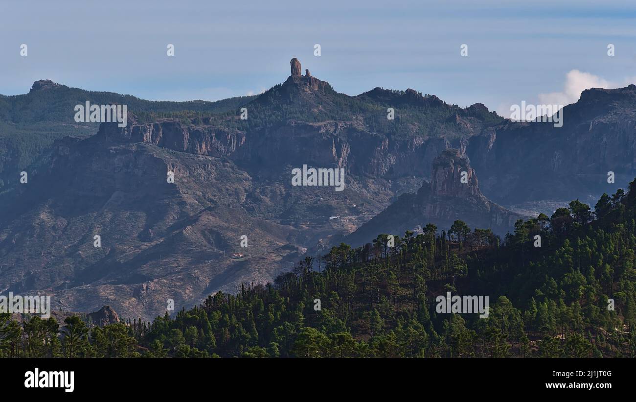 Paysage des montagnes centrales de l'île de Grand Canaria, Espagne vue du Parc naturel de Tamadaba avec le célèbre rocher Roque Nublo (centre). Banque D'Images