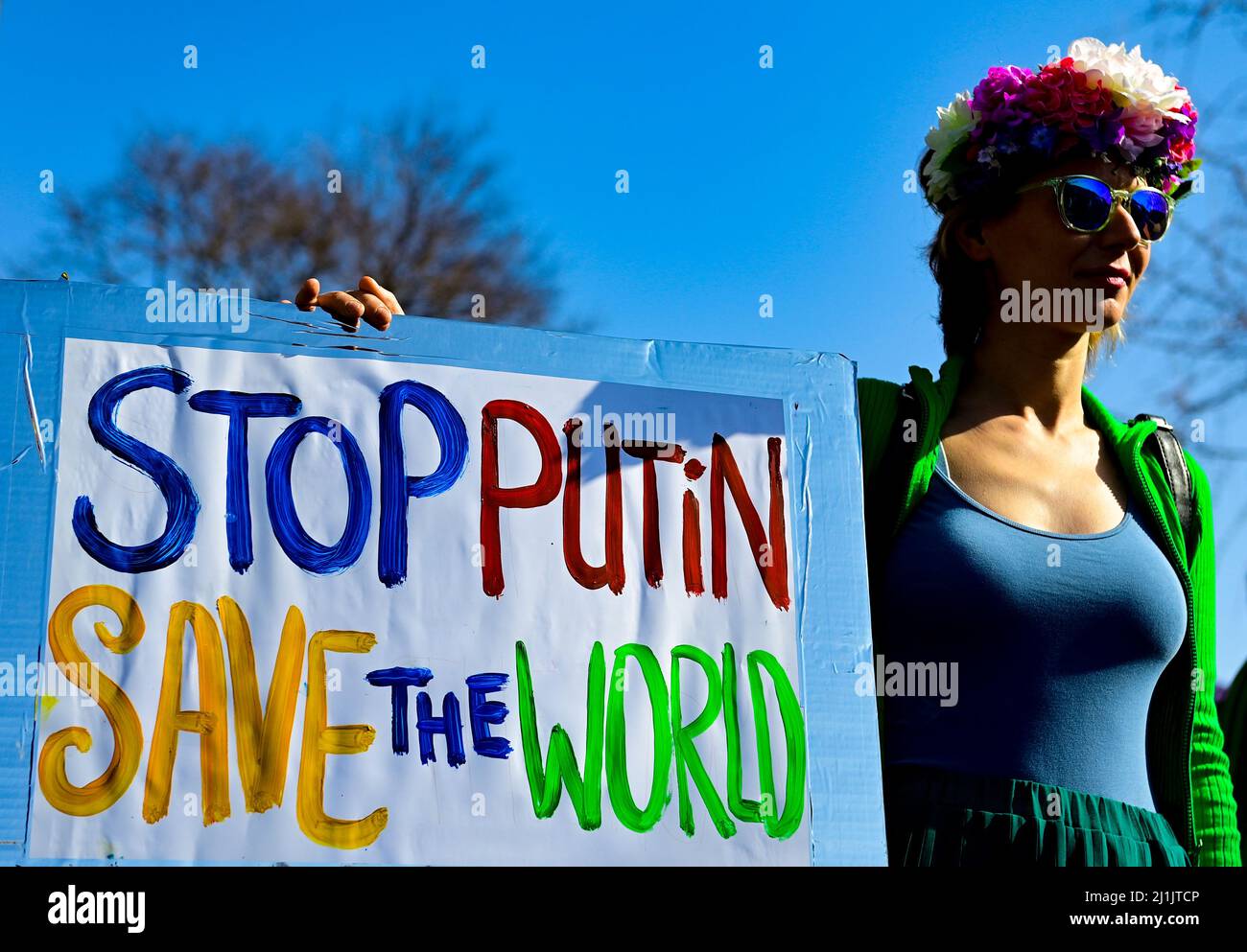 Prague, République tchèque. 26th mars 2022. Plusieurs centaines de Russes vivant en République tchèque se sont rassemblés aujourd'hui samedi sur la place Miru, dans le centre de Prague, en République tchèque, Le 26 mars 2022, pour exprimer leur désaccord avec l'invasion russe de l'Ukraine et après avoir rencontré à l'extérieur de l'église Saint Ludmila, ils doivent marcher jusqu'à la place de la vieille ville. L'endroit à l'extérieur de l'église a rempli la foule après 13:00, un journaliste de CTK a écrit. Le rassemblement intitulé Russes contre Poutine est organisé par le Comité russe anti-guerre de Prague. Crédit : Roman Vondrous/CTK photo/Alay Live News Banque D'Images