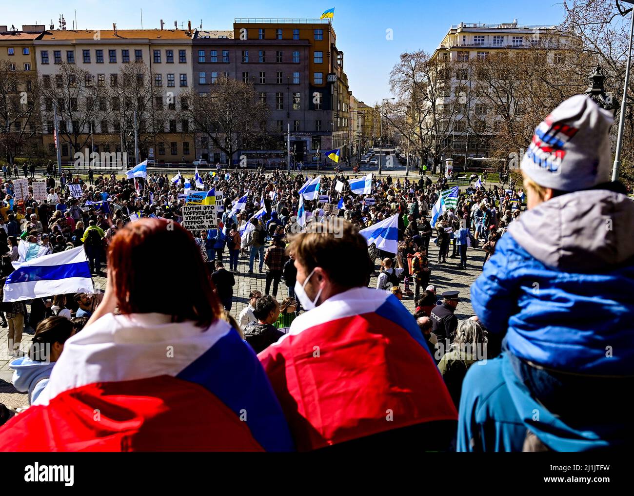 Prague, République tchèque. 26th mars 2022. Plusieurs centaines de Russes vivant en République tchèque se sont rassemblés aujourd'hui samedi sur la place Miru, dans le centre de Prague, en République tchèque, Le 26 mars 2022, pour exprimer leur désaccord avec l'invasion russe de l'Ukraine et après avoir rencontré à l'extérieur de l'église Saint Ludmila, ils doivent marcher jusqu'à la place de la vieille ville. L'endroit à l'extérieur de l'église a rempli la foule après 13:00, un journaliste de CTK a écrit. Le rassemblement intitulé Russes contre Poutine est organisé par le Comité russe anti-guerre de Prague. Crédit : Roman Vondrous/CTK photo/Alay Live News Banque D'Images