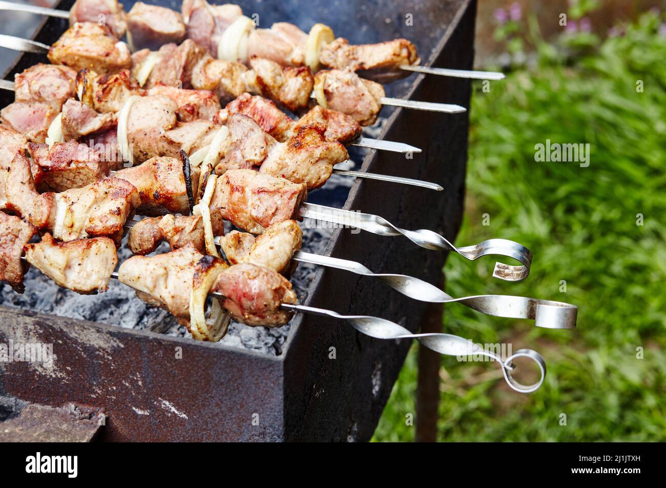 Shashlik mariné se préparant sur un barbecue au charbon de bois. Shashlik russe traditionnel sur une brochette à barbecue Banque D'Images