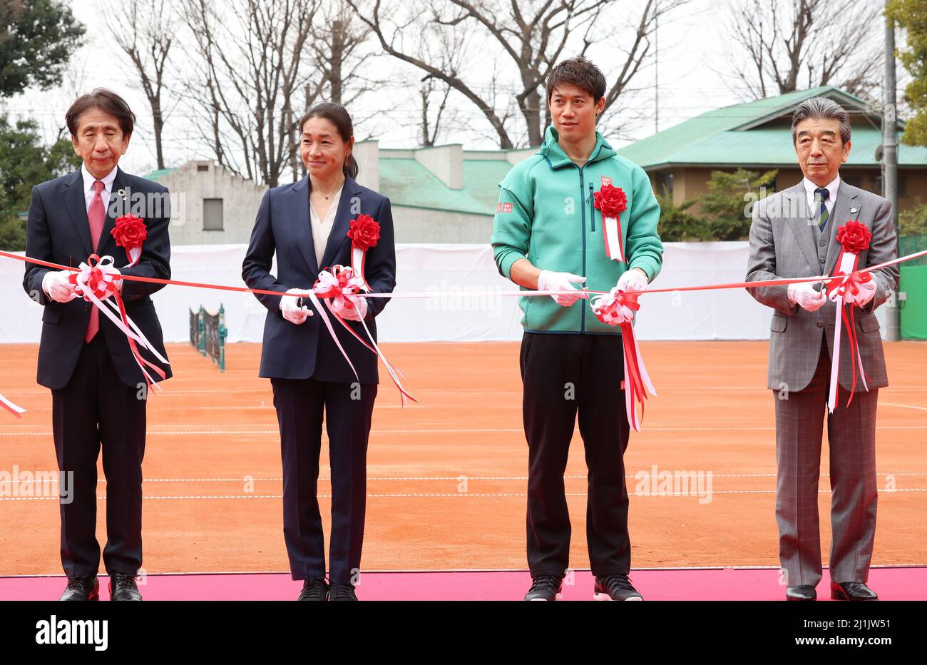 Tokyo, Japon. 26th mars 2022. (R-L) le président de l'Association japonaise de tennis, Kenichiro Yamanishi, la star de tennis Kei Nishikori, la légendaire joueuse de tennis féminine Kimiko Date et le directeur général de Dai-ichi Life Insurance, Munehiro Uryu, assistent samedi à la cérémonie d'ouverture des courts de tennis en argile rouge qui utilisent la surface du stade français Roland Garros à Tokyo. 26 mars 2022. La compagnie japonaise Dai-ichi Life Insurance a réaménagé les courts de tennis de la compagnie pour les premiers courts extérieurs en argile rouge du Japon dans le cadre du programme de formation de la Japan tennis Association pour les jeunes joueurs de tennis. (Photo Banque D'Images