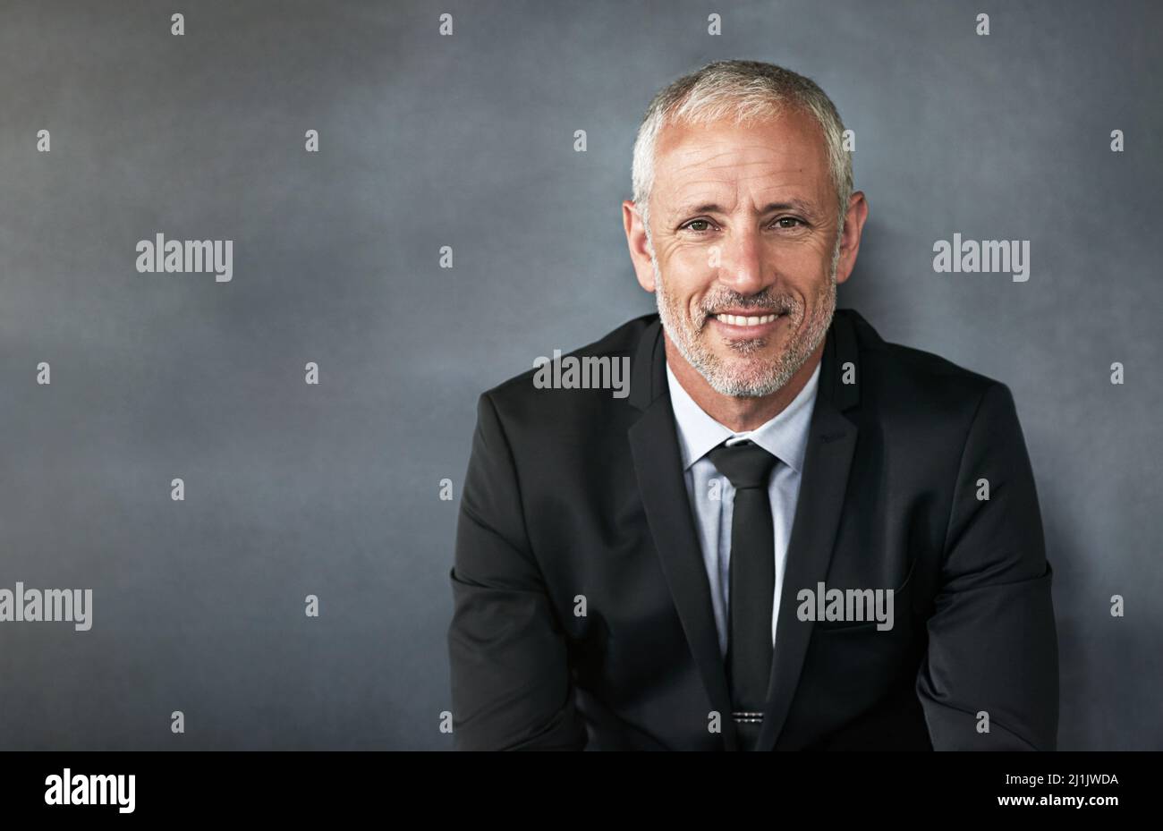 Ce que cela signifie d'être un collier blanc. Photo courte d'un beau homme d'affaires mature en tenue d'entreprise. Banque D'Images