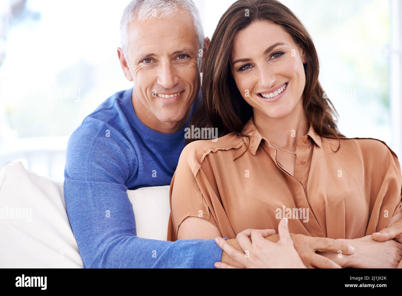 Notre amour sera tout d'accord. Portrait d'un homme mûr debout derrière sa jeune femme. Banque D'Images