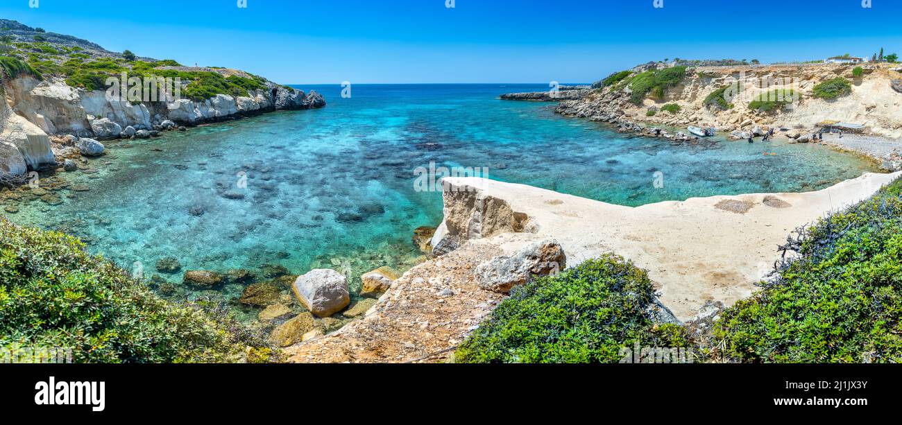 Eau turquoise cristalline dans une baie fermée de Fokia. Un des endroits célèbres pour la plongée avec tuba. Concept de vacances sur les îles de Grèce en Egée et M Banque D'Images