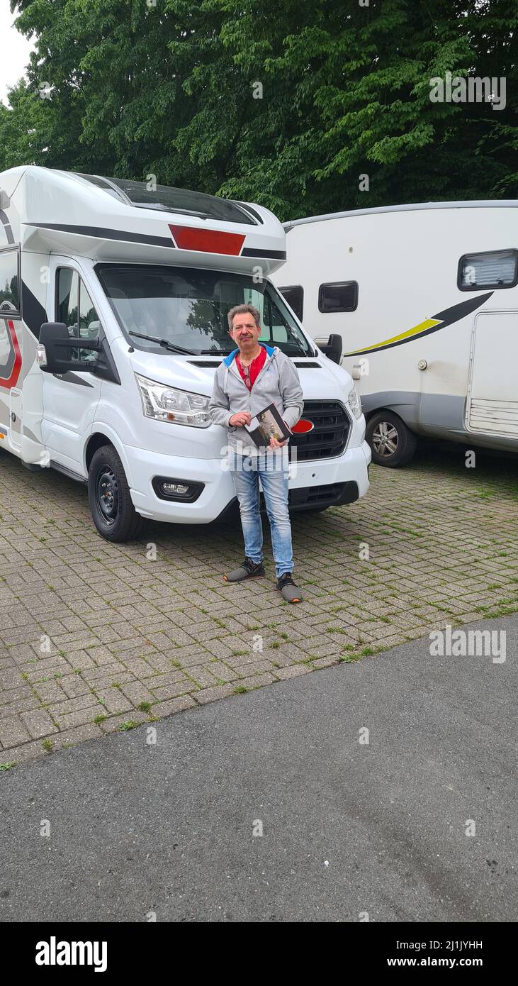 Vous vous tenez fièrement devant votre nouveau mobil-home dans la cour du revendeur de mobile home Banque D'Images