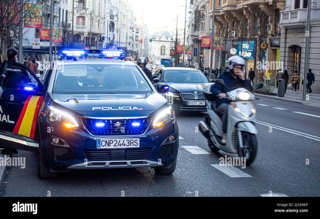 Policia voiture de police garée dans la rue dans le centre de Madrid, Espagne Banque D'Images