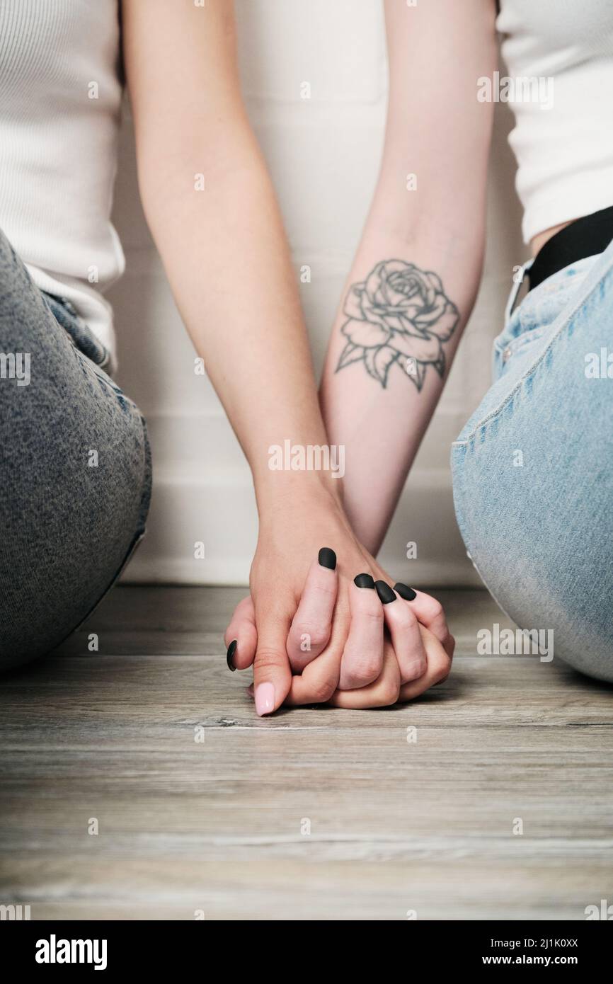 Tatouage Rose Sur La Main Femme Gros plan de la femme avec tatouage rose tenant la main de la petite amie  sur le sol Photo Stock - Alamy