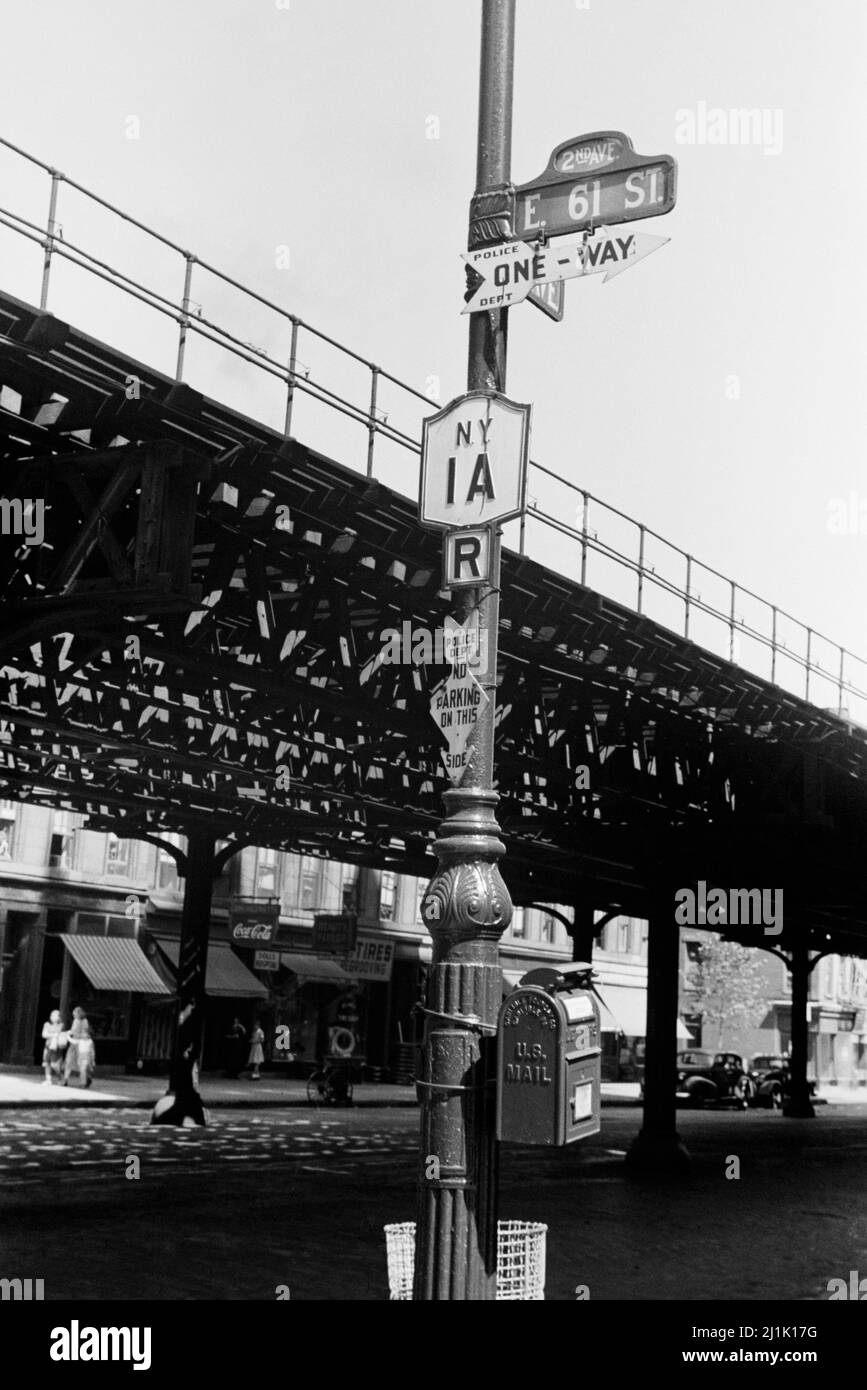 New York, New York. 61st rue entre 1st et 3rd avenues. Panneaux de signalisation. Photo de Walker Evans, 1938. (Deuxième Avenue et East Sixty-First Street). Banque D'Images