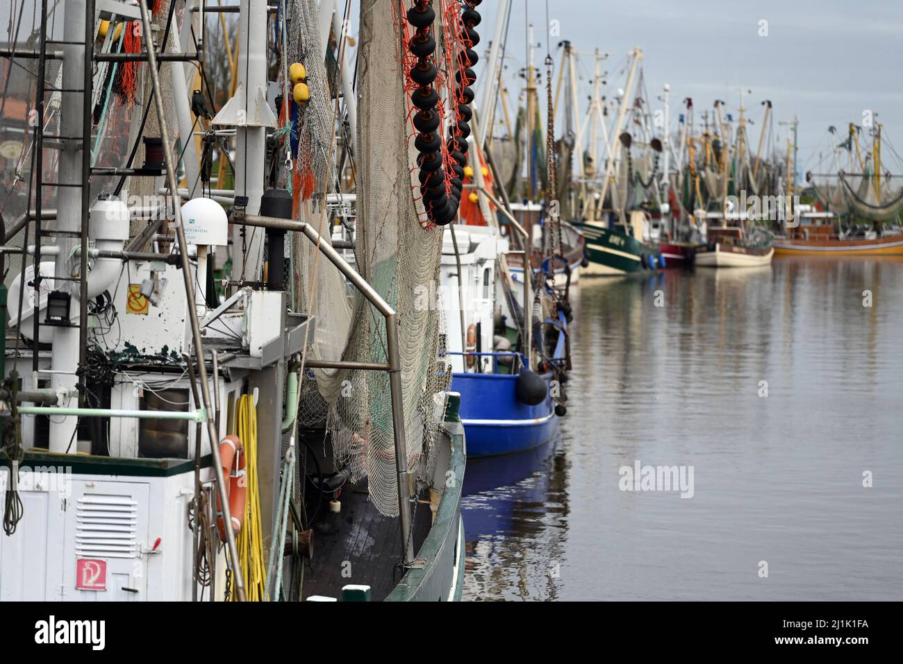 Greetsiel, Allemagne. 26th mars 2022. Le port est plein de coupeurs. En raison de l'énorme augmentation du prix du diesel marin, les voyages de pêche en mer du Nord et en mer Baltique ne sont pas valables pour les pêcheurs pour le moment. Les couteaux restent souvent dans les ports. Crédit : Lars Klemmer/dpa/Alay Live News Banque D'Images