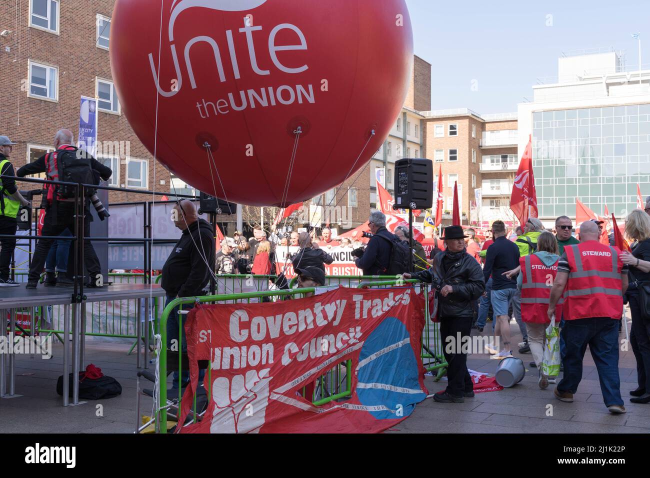 Coventry UK 26th mars 2022 : manifestation organisée par Unite, un syndicat de premier plan, à Coventry pour exhorter les conseillers locaux à agir pour mettre fin au conflit de grèves de la bin en cours, en raison du fait que le conseil n'a pas payé à ses travailleurs un taux équitable pour le poste. Credit: Xiu Bao/Alamy Live News Banque D'Images