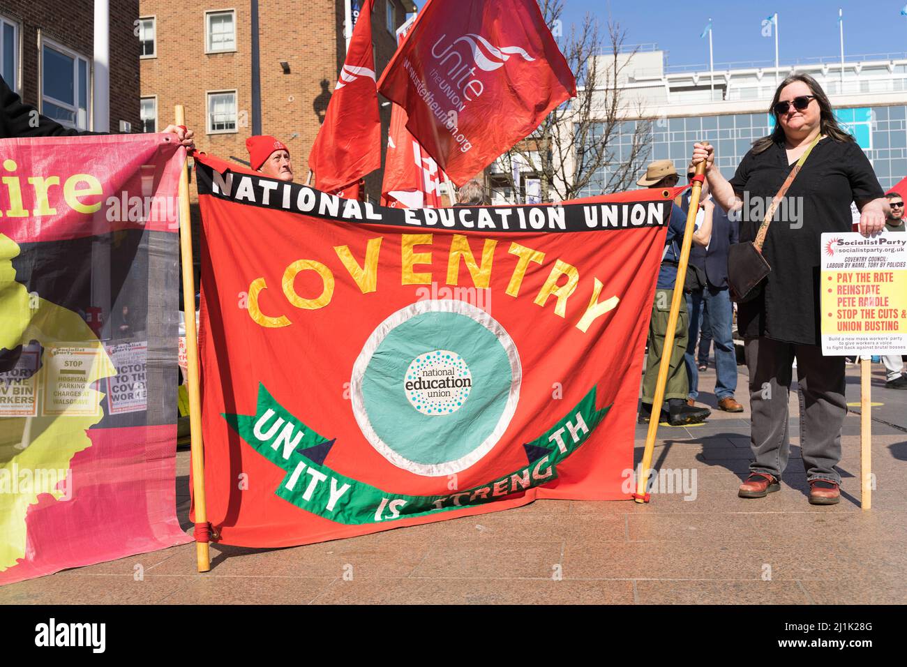 Coventry UK 26th mars 2022 : manifestation organisée par Unite, un syndicat de premier plan, à Coventry pour exhorter les conseillers locaux à agir pour mettre fin au conflit de grèves de la bin en cours, en raison du fait que le conseil n'a pas payé à ses travailleurs un taux équitable pour le poste. Credit: Xiu Bao/Alamy Live News Banque D'Images