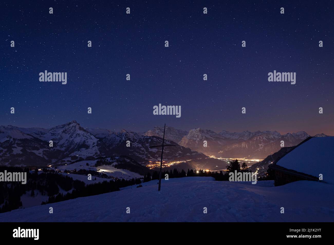 Les sommets enneigés des Alpes Glaris en Suisse brillent à l'aube en hiver Banque D'Images