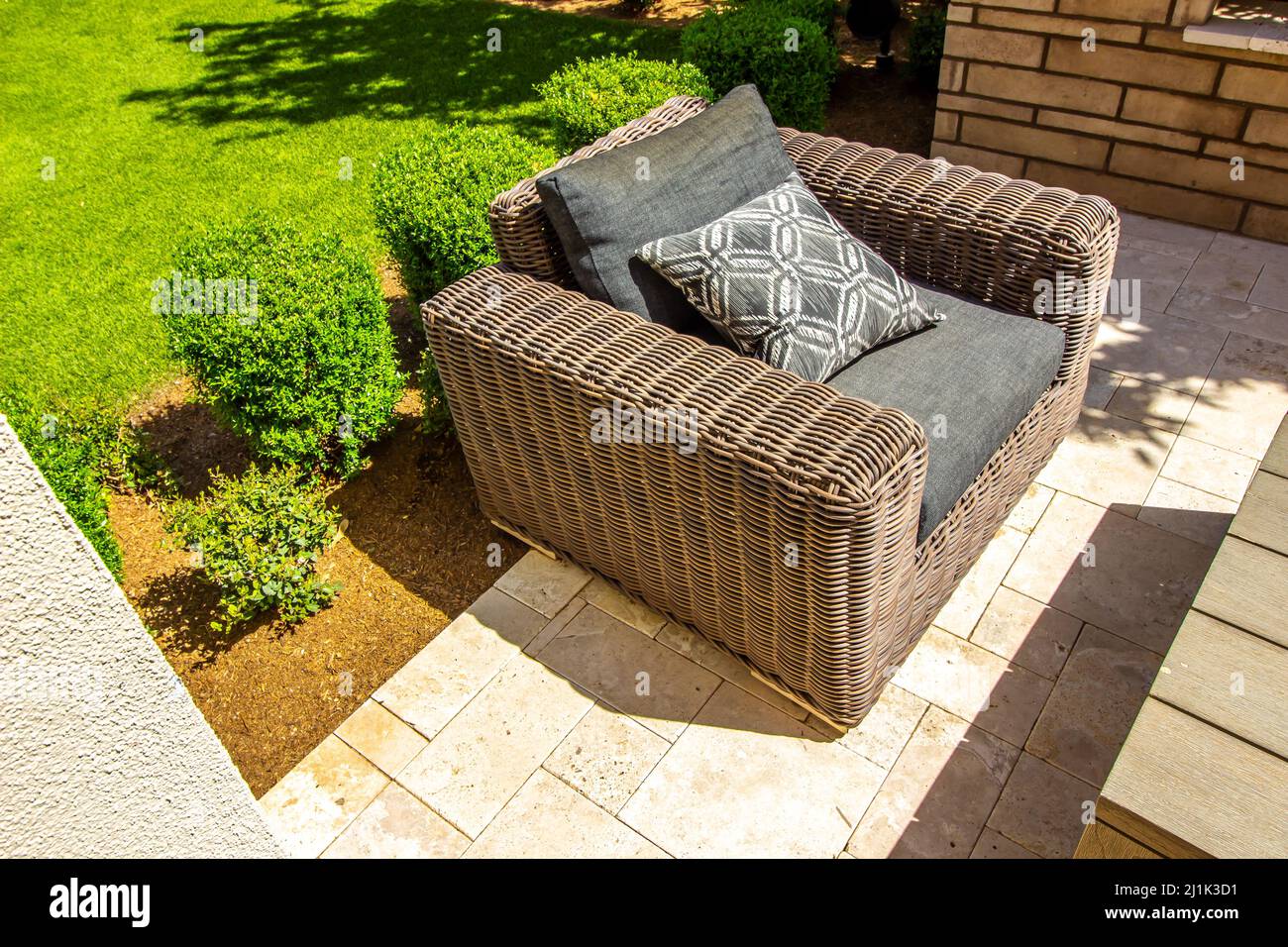 Grand fauteuil en osier sur le patio extérieur Banque D'Images
