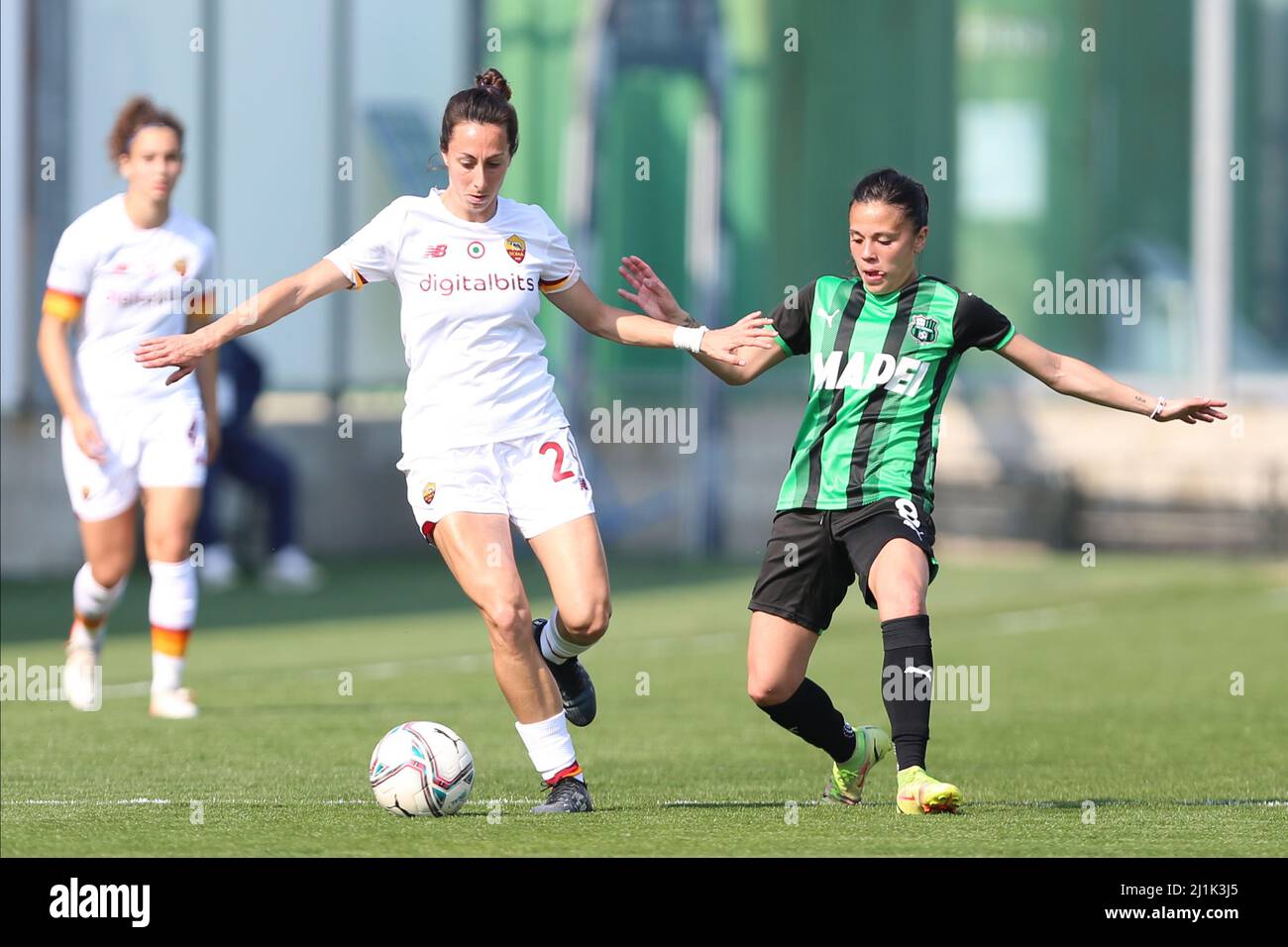 Giada Pondini des États-Unis SASSUOLO concurrence pour le ballon avec Paloma Lazaro Torres d'AS ROMA pendant la série Une femme match entre les États-Unis Sassuolo et AS Roma au Stadio Ricci le 26 mars 2022 à Sassuolo (Mo), Italie. Banque D'Images