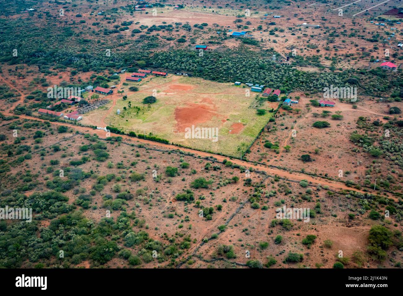 Vue aérienne de l'école secondaire de ng'arooj avec ses bâtiments et ses terrains de jeux dans la zone tribale de Maasai au Kenya, en Afrique de l'est Banque D'Images